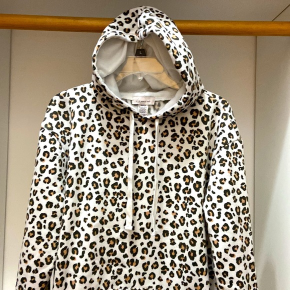 if it were me Tops - 2/$10 WHITE CHEETAH PRINT PULLOVER HOODIE~NWOT~MD-FRONT POCKET
